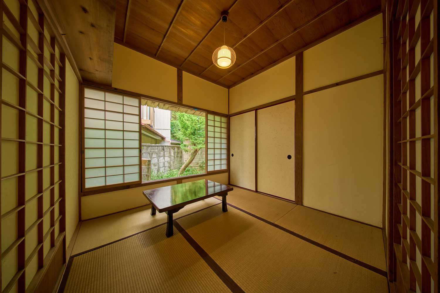 簡素に設えられた賄い人部屋。障子から光が入る。