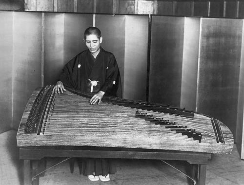 宮城道雄「楽器の改良と開発」の時期を写した歴史的写真。