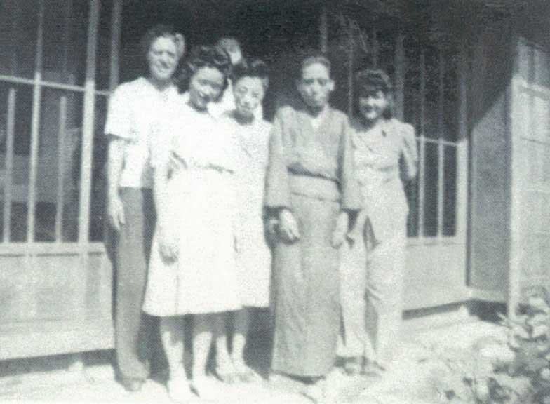雨の念佛荘の前で撮られた、宮城道雄と家族・関係者の集合写真。